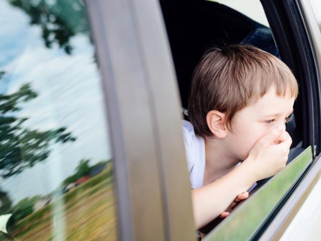 Niño mareado en el carro