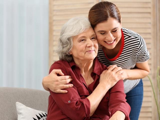 Hija con su mamá mayor abrazándose