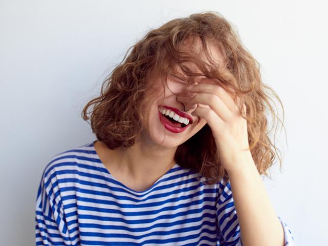 Mujer riendo a carcajadas