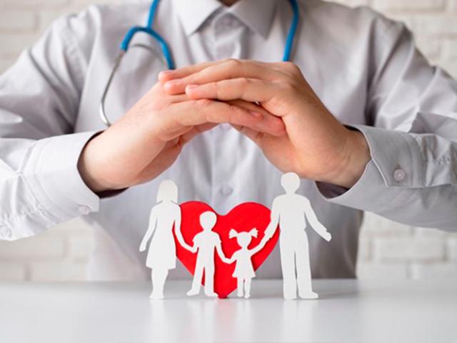 Doctor junto a la forma de una familia y un corazón.