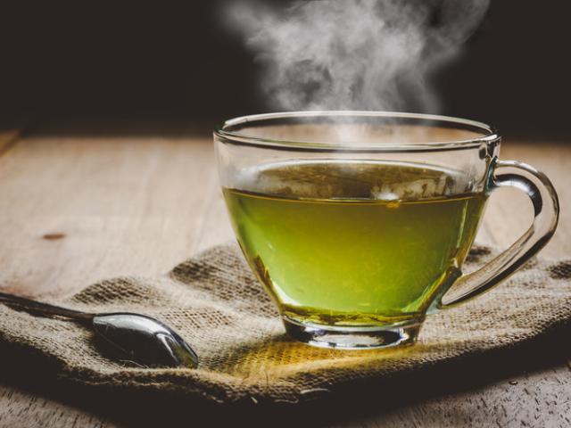 Imagen que muestra una taza de té verde y sus beneficios. 