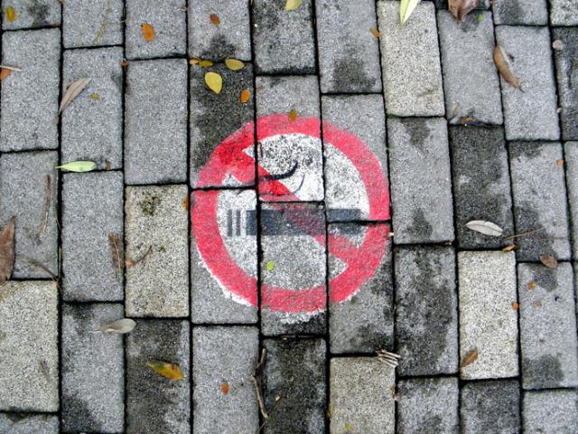 Señal de prohibido fumar dibujado en el suelo