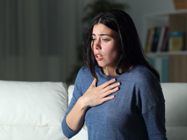 Chica intentando controlar la ansiedad.