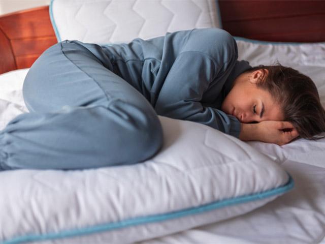 Dormir correctamente: Posturas clave y un Seguro de Salud