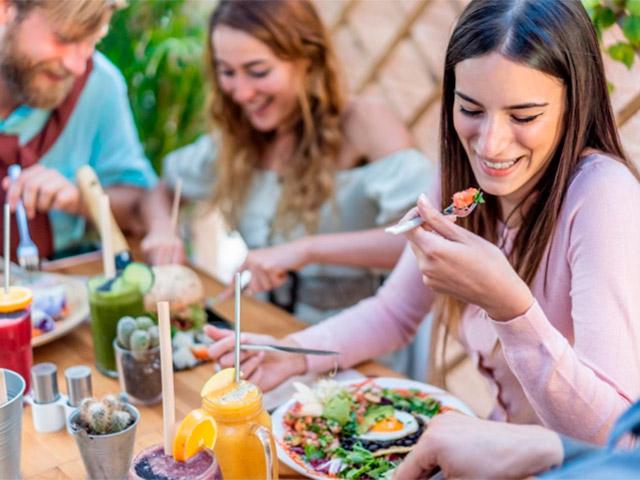 Vitamina C: Cómo consumirla y por qué tener un Seguro GMM