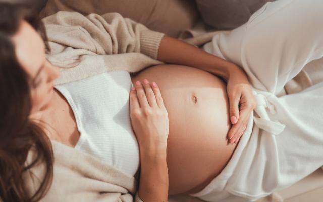 Mujer embarazada después de comer