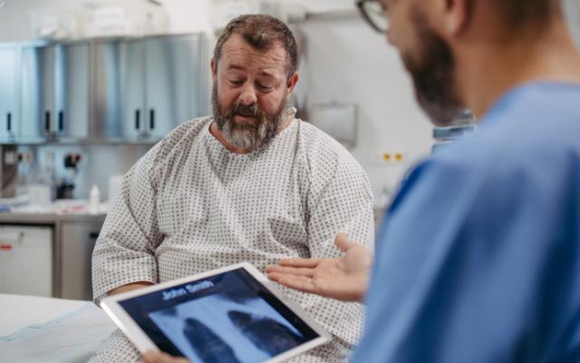 hombre con cáncer y sobrepeso