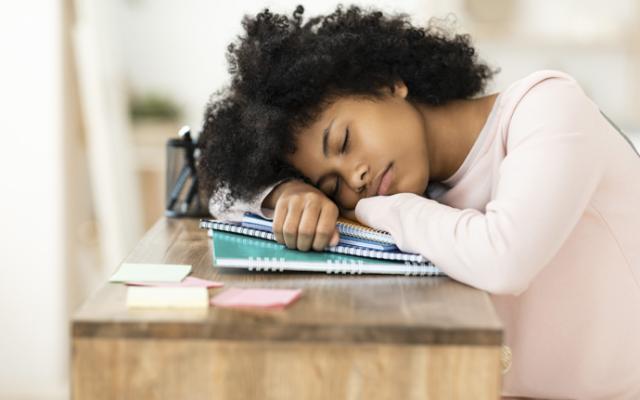 Adolescente se duerme en clases