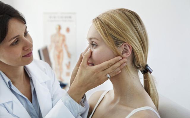 Dermatólogo revisa grano en nariz