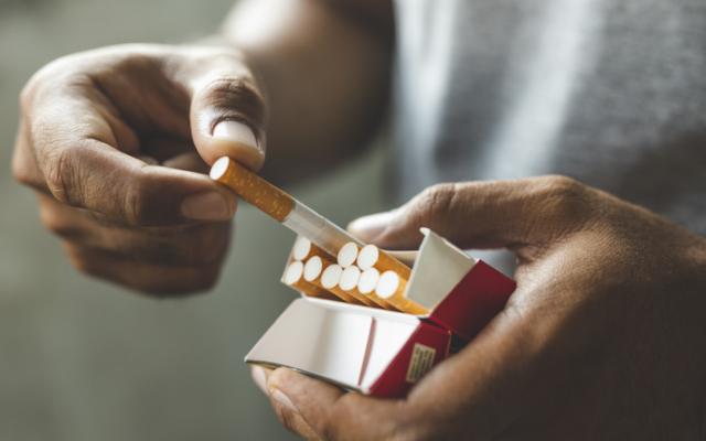 Persona consumiendo tabaco