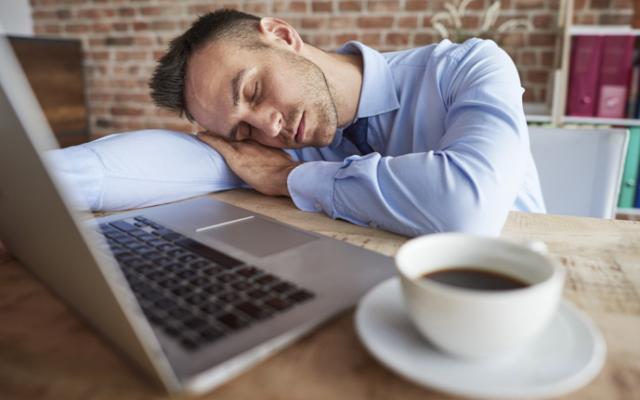 Persona cansada se queda dormida