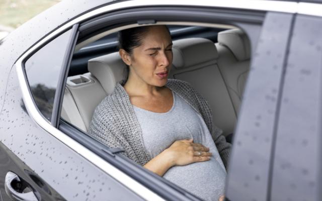 Mujer embarazada siente barriga dura