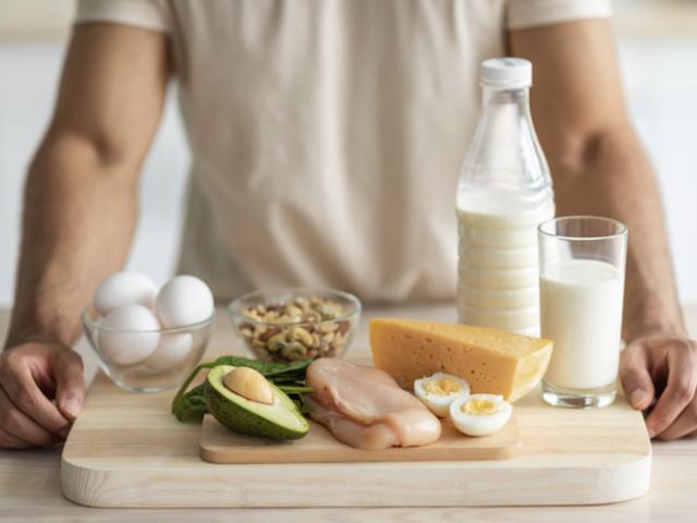 Hombre explica cómo es una dieta rica en proteínas