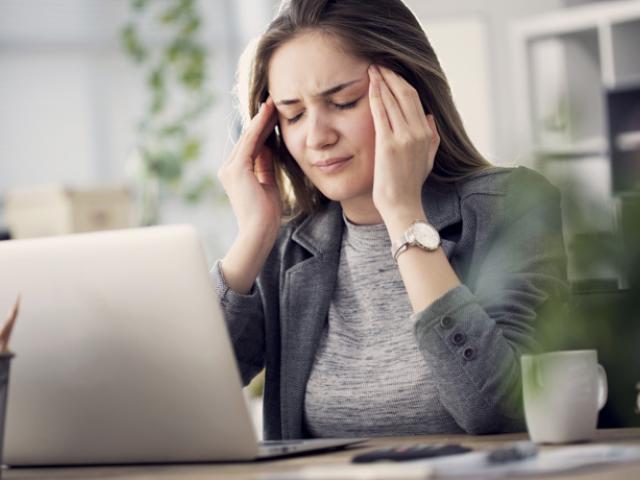Mujer con dolor y hormigueo en la cabeza