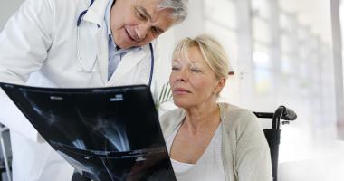 paciente-con-doctor-en-hospital