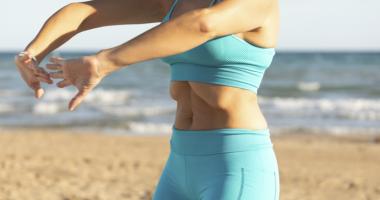 Mujer practica ejercicios hipopresivos