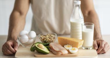 Hombre explica cómo es una dieta rica en proteínas