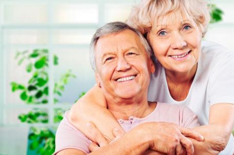 Una pareja de la tercera edad abrazandose
