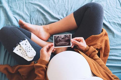Futura mamá viendo fotografía de ultrasonido